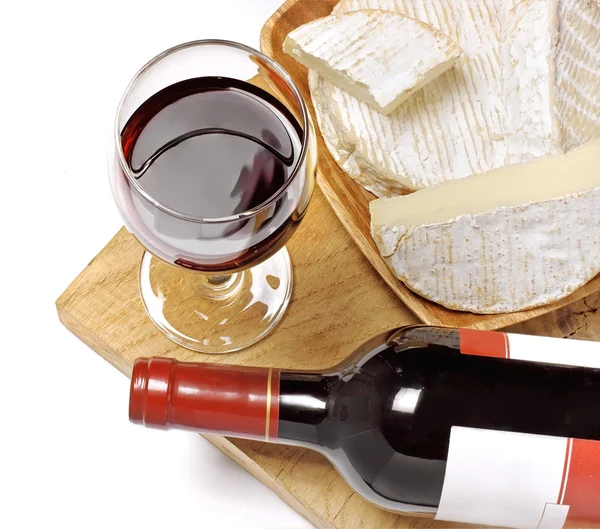Červené víno, brie a camembert na dřevěné desce — Stock fotografie