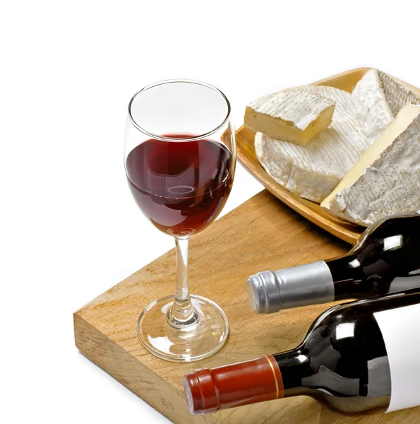 Vin rouge, Brie et Camembert sur la planche de bois — Photo