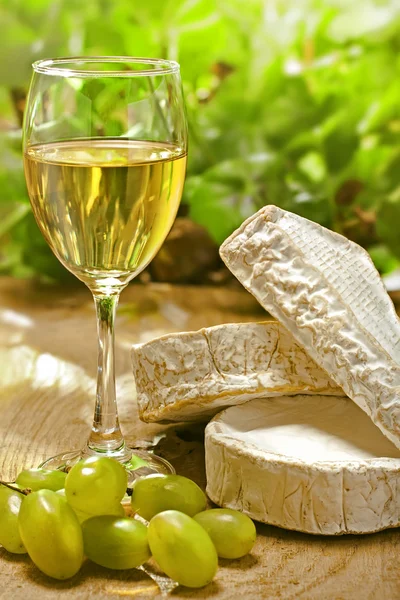 Vinho branco, Brie, Camembert e uva — Fotografia de Stock
