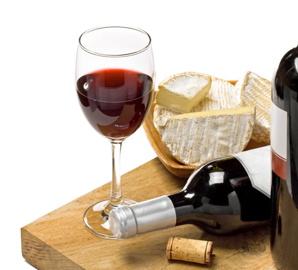 Červené víno, brie a camembert na povrchu dřeva — Stock fotografie
