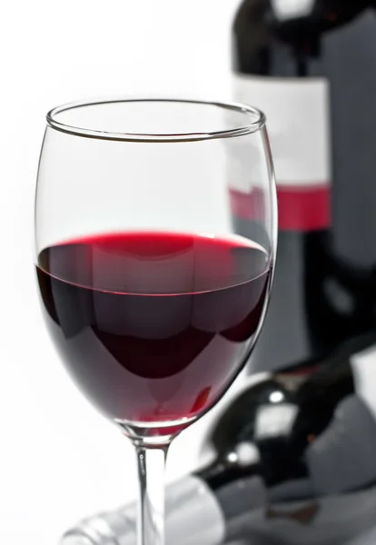 Κόκκινο κρασί σε ποτήρι και μπουκάλια — Φωτογραφία Αρχείου