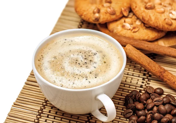 Xícara de café com biscoitos e canela — Fotografia de Stock