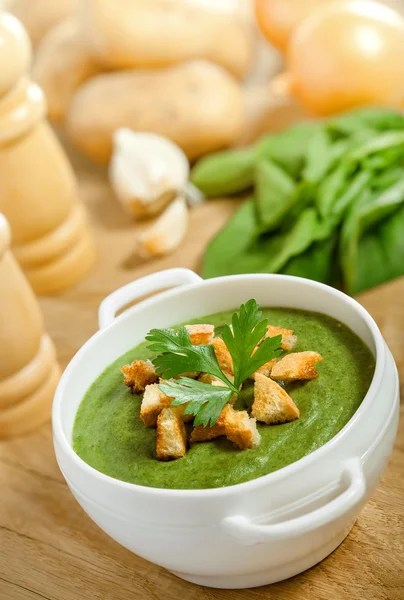 Сливочный суп с сушеными корочками и ингредиентами — стоковое фото