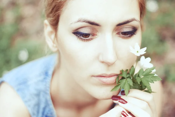 Красивая девушка с белыми весенними цветами — стоковое фото