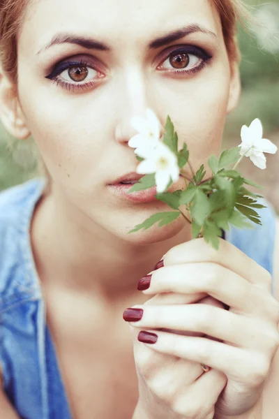 stock image Portrait of beautiful girl with white spring flowers