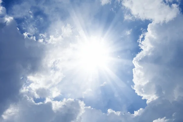 明るい太陽と青空 — ストック写真