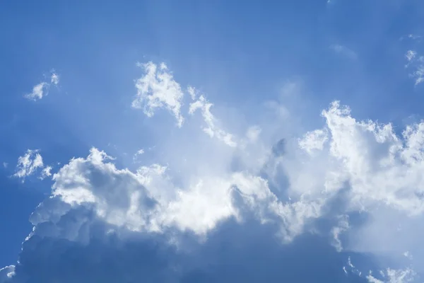 Красивое голубое небо с ярким солнцем — стоковое фото