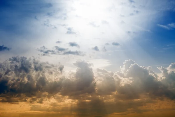 Schöner blauer Himmel mit strahlender Sonne — Stockfoto