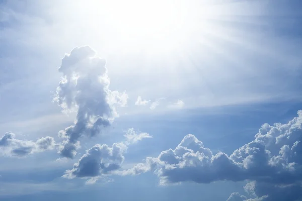 Schöner blauer Himmel mit strahlender Sonne — Stockfoto