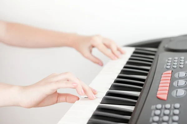 Hands and piano — Stock Photo, Image