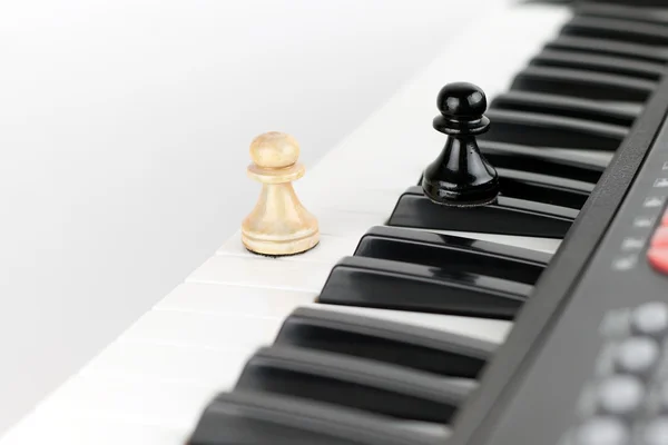Müzik klavye üzerinde iki piyon — Stok fotoğraf