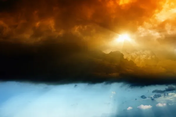Ciemny dramatyczne niebo — Zdjęcie stockowe
