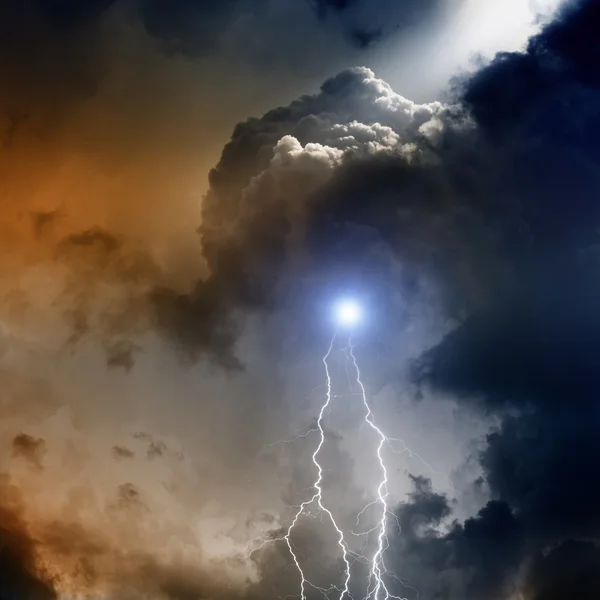 Молнии в темном небе — стоковое фото