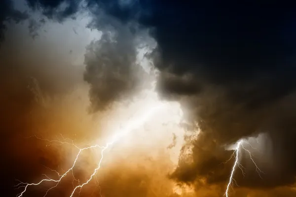 Cielo tormentoso con relámpagos — Foto de Stock