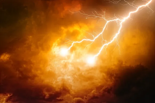 Blitze am roten Himmel — Stockfoto