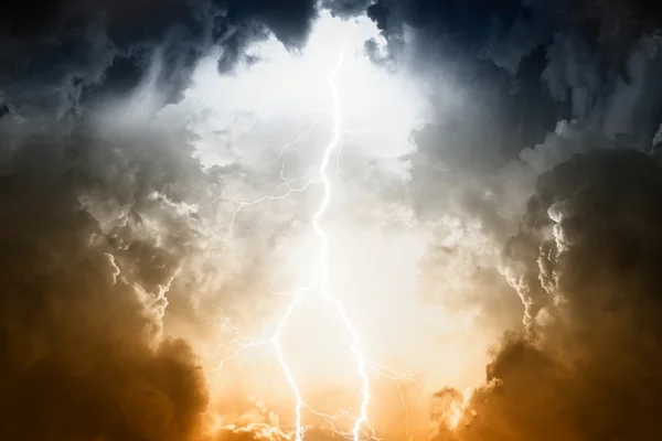 Cerul furtunos cu fulgere Imagine de stoc