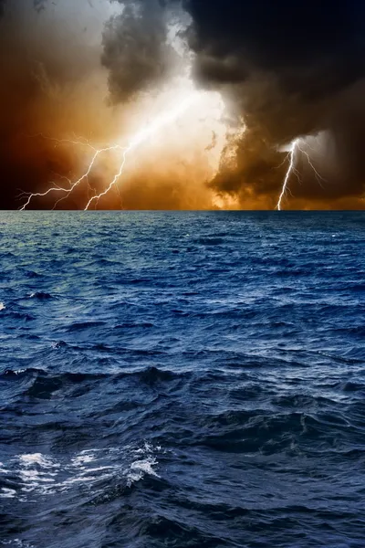 Blixtar i himlen, havet — Stockfoto