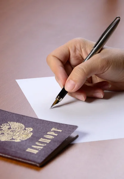 bir belge yazarken. eli kalem tutan.