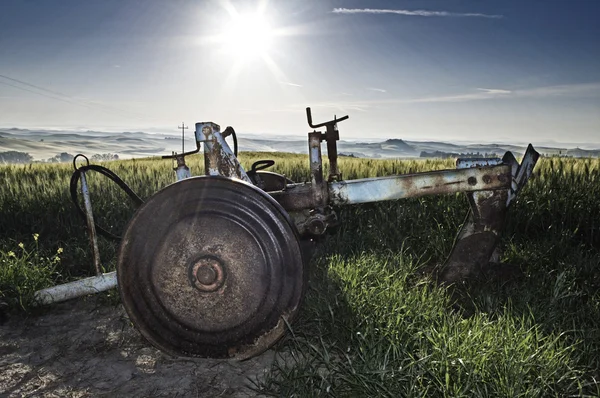 Plow in a field — Stock Photo, Image