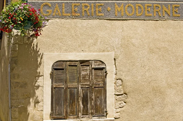 Mooi venster in provence, Frankrijk — Stockfoto