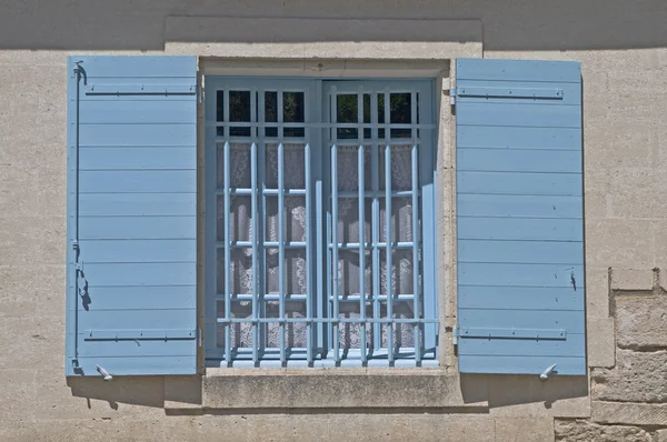 Ładne okna w provence, Francja — Zdjęcie stockowe