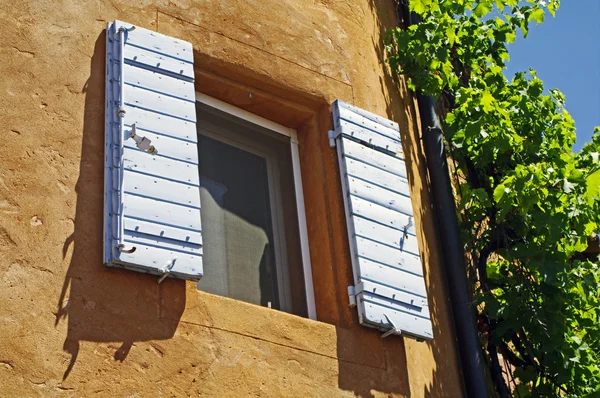 Trevlig fönster i provence, Frankrike — Stockfoto