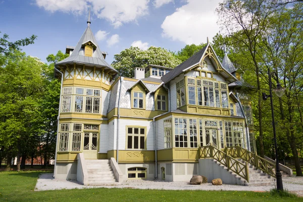 Grünes Holzhaus in lodz — Stockfoto