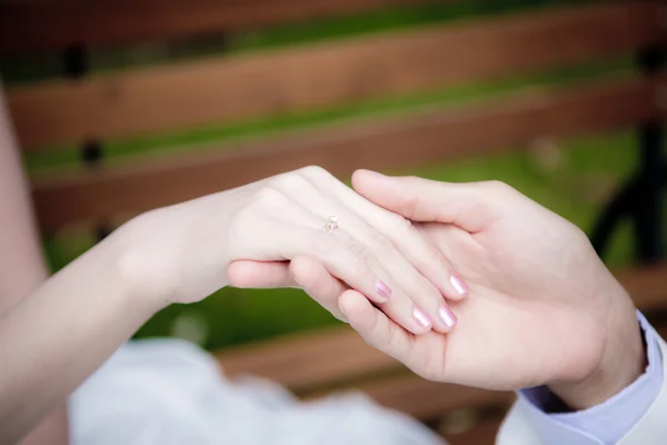 Γαμπρός βάζοντας ένα γαμήλιο δαχτυλίδι στο δάχτυλό της νύφης — Φωτογραφία Αρχείου