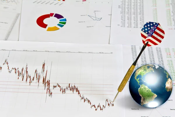 Obchodní graf s země a dart (prvky tohoto obrazu bezúchytková — Stock fotografie