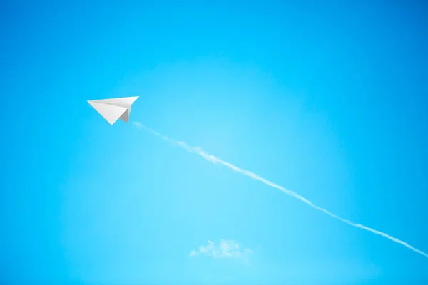 在蓝蓝的天空中的纸飞机 — 图库照片