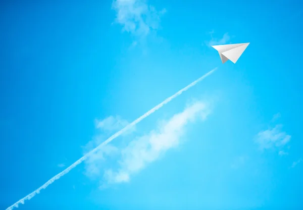 Papierowym samolocikiem w błękitne niebo — Zdjęcie stockowe