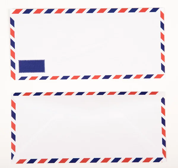 Beyaz arka plan üzerinde izole klasik hava posta zarfı — Stok fotoğraf