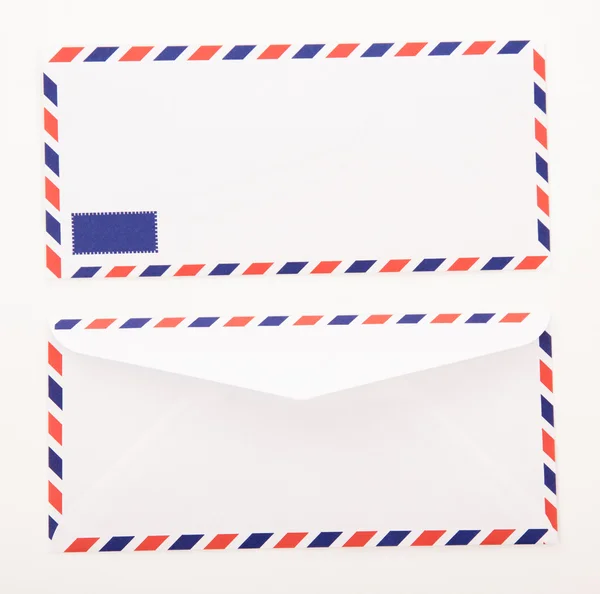 Envelope de correio aéreo clássico isolado no fundo branco — Fotografia de Stock