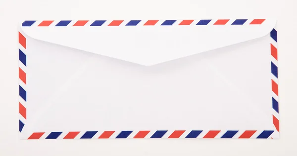 Klassiska air mail kuvertet isolerad på vit bakgrund — Stockfoto