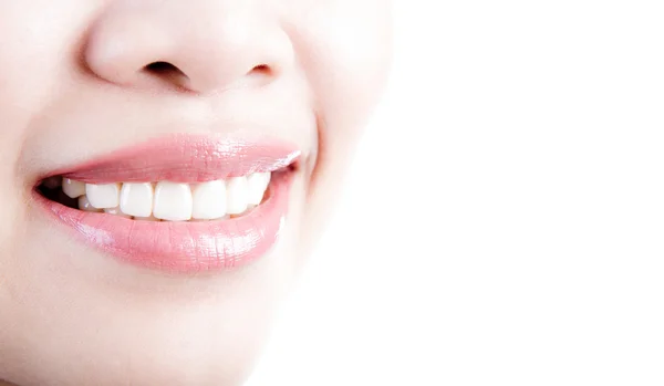 Hermosa mujer joven dientes aislados sobre fondo blanco — Foto de Stock