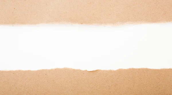 Rasgado em papel marrom sobre fundo branco — Fotografia de Stock