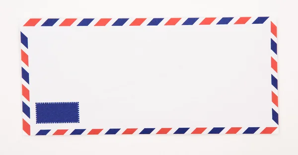 Klasické letecké poštovní obálka izolovaných na bílém pozadí — Stock fotografie