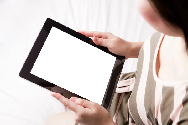 Mulher lendo o dispositivo de tela sensível ao toque — Fotografia de Stock
