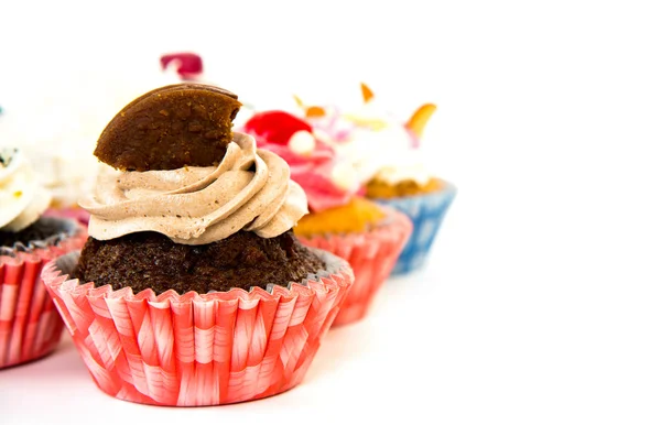 Cupcakes geïsoleerd op witte achtergrond — Stockfoto