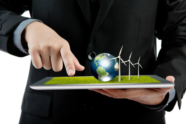 Бизнесмен держит в руках современный цифровой планшет с ветровыми балками — стоковое фото