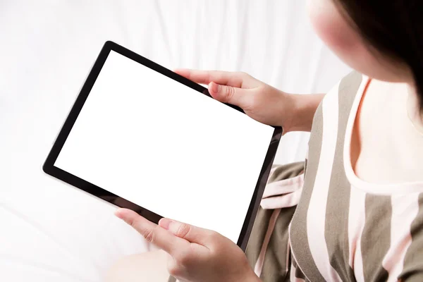 Mulher lendo o dispositivo de tela sensível ao toque — Fotografia de Stock