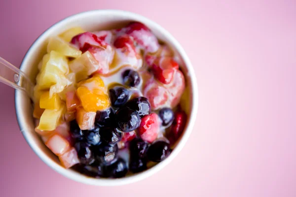 아이스크림을 곁들인 과일 샐러드 — 스톡 사진