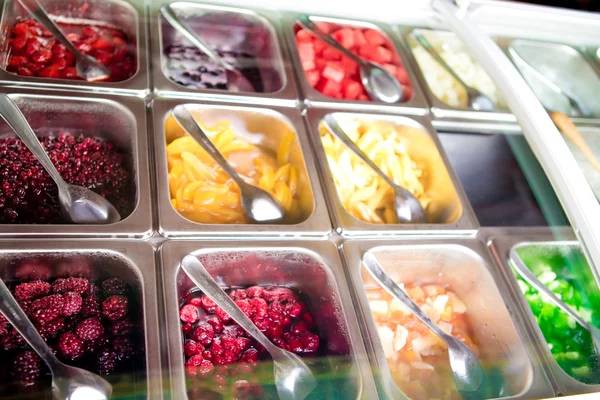 Muitas saladas de frutas tropicais em prato — Fotografia de Stock
