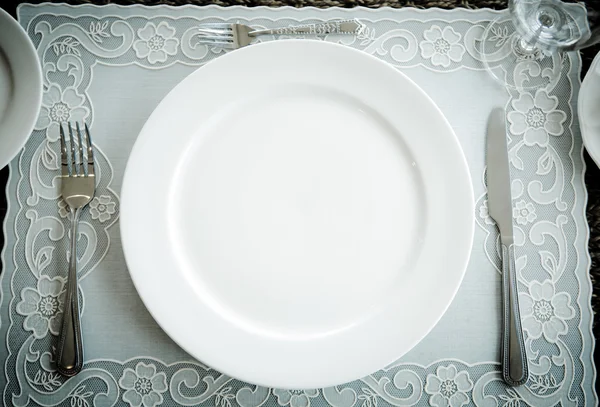 Винтажный стиль столовой тарелки, ножа и вилки — стоковое фото