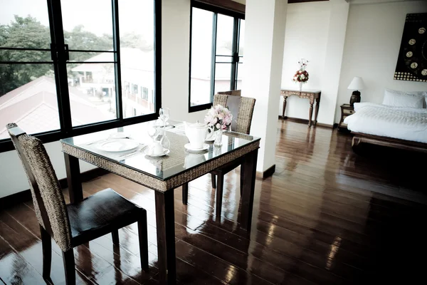 Винтажный стиль столовой со столом и стульями — стоковое фото