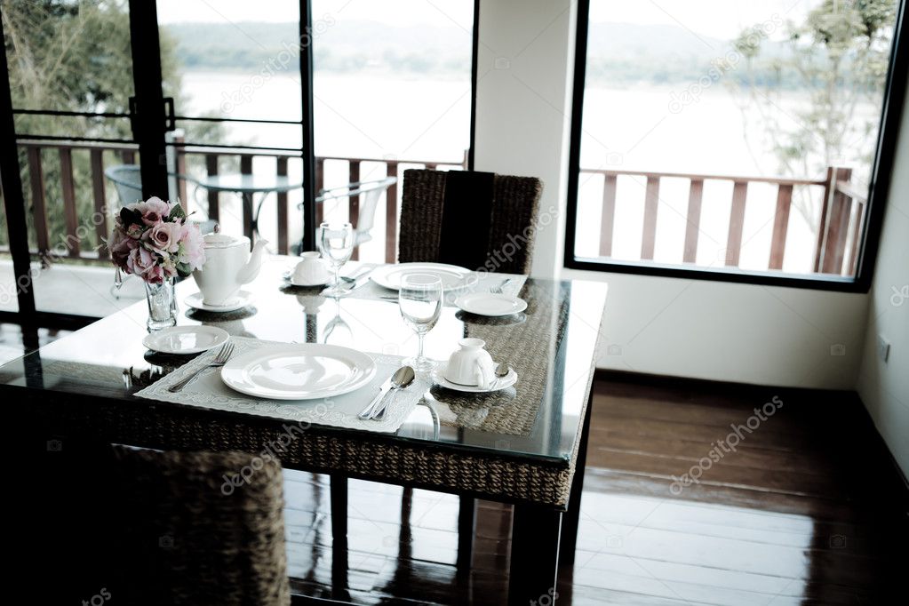 estilo vintage de comedor con mesa y sillas — Foto de stock ... estilo vintage de comedor con mesa y sillas — Foto de stock ...