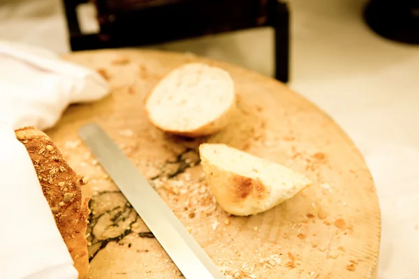 Trä skärbräda kniv på trä och skivad vitt bröd — Stockfoto