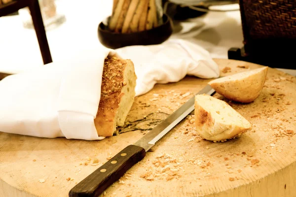 Szeletelt fehér kenyér és a fából készült kés fa vágódeszka — Stock Fotó