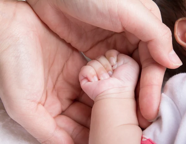 Vastasyntynyt vauva luovuttaa naisen kämmenen — kuvapankkivalokuva