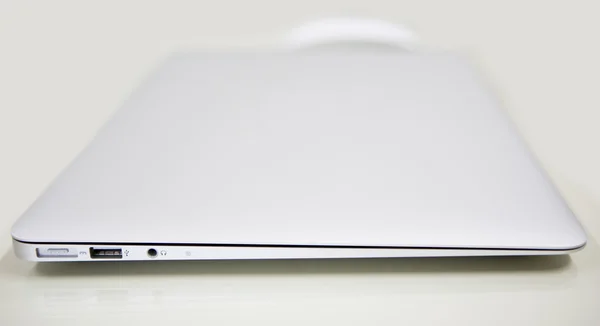 Laptop en muis — Stockfoto